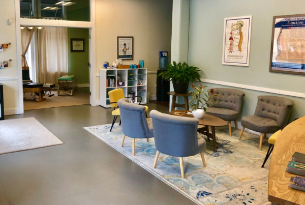 A room with chairs, tables and a rug.